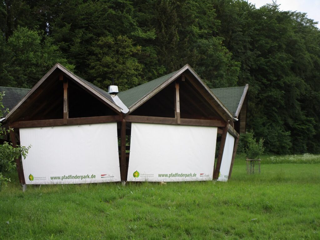 Pavillon mit Seitenplanen