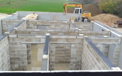 Die Innenwände werden gemauert